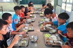 Bữa cơm bán trú đầu tiên của học sinh vùng cao xứ Thanh