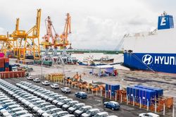 Ô tô nhập khẩu tụt dốc, xe lắp ráp trong nước ngược dòng tăng trưởng