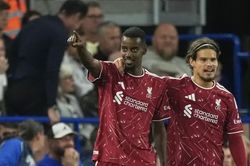 Isak lập cú đúp, Liverpool có chiến thắng đầu tiên dưới thời HLV Iraola