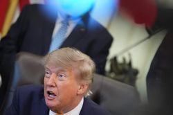 Tổng thống Mỹ Trump đe dọa cắt thương mại với một số quốc gia nếu Fed không hạ lãi suất