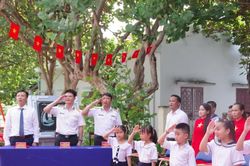 Rộn ràng khai giảng giữa trùng khơi Trường Sa