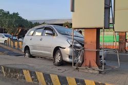 Ô tô chở 6 người mất lái đâm trạm thu phí cao tốc TPHCM - Trung Lương