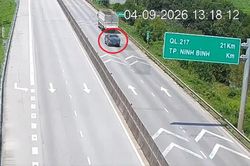 Xe bán tải chạy gần 80 km/h, bám đuôi xe tải 25m trên cao tốc