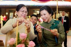 Phu nhân Tổng Bí thư, Chủ tịch nước Tô Lâm cùng phu nhân Tổng thống Myanmar thăm làng lụa Vạn Phúc