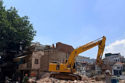 Phá dỡ dãy nhà xen kẹt giữa đường La Thành và Vành đai 1 ở Hà Nội