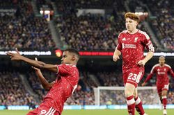 Isak lập cú đúp, Liverpool thắng 'rửa mặt' ở Ngoại hạng Anh