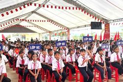 Thầy cô giáo vượt 18km đường rừng đón 83 học sinh dự lễ khai giảng