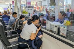 Người dân đến ga Sài Gòn từ 3h sáng 'săn' vé tàu Tết Đinh Mùi