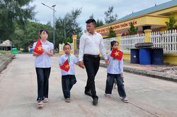 Lễ khai giảng đặc biệt của thầy giáo và 3 học sinh giữa biển trời đảo Trần