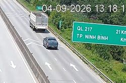 Ô tô bán tải chạy 78km/h, bám sau xe tải chưa đầy 25m trên cao tốc bị phạt