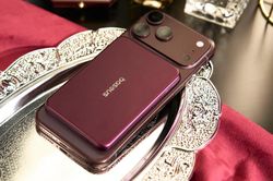 iPhone 18 Pro chưa ra mắt, loạt phụ kiện màu Dark Cherry bất ngờ lộ diện