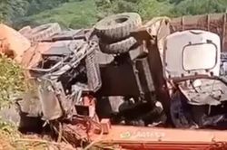 Ô tô chở máy múc bị lật, đè trúng hai vợ chồng ở Nghệ An