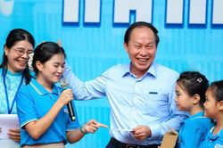 Món quà bất ngờ của Phó Thủ tướng Lê Tiến Châu khiến học sinh vỡ òa niềm vui