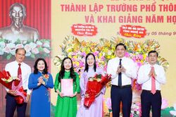 Phó Bí thư Thường trực Tỉnh ủy Hoàng Nghĩa Hiếu dự khai giảng tại Trường Phổ thông Trần Quốc Hoàn và THPT chuyên Phan Bội Châu