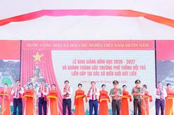 Bí thư Tỉnh uỷ dự Lễ khai giảng năm học mới và khánh thành Trường phổ thông nội trú Tiểu học và THCS xã Anh Sơn