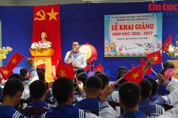 Rộn ràng ngày khai giảng năm học mới ở Đặc khu Trường Sa