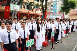 Khoảnh khắc trang nghiêm chào cờ trong ngày khai giảng năm học mới