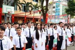 Khoảnh khắc trang nghiêm chào cờ trong ngày khai giảng năm học mới