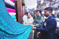 Phu nhân Tổng Bí thư, Chủ tịch nước Tô Lâm và Phu nhân Tổng thống Myanmar tham quan làng lụa Vạn Phúc