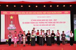 Tủ sách mới ở những ngôi trường nội trú khang trang