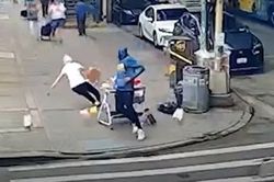 Giả vờ chạy bộ trên phố, người đàn ông hành động gây sốc với cụ bà 90 tuổi