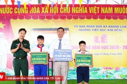 Nâng bước em đến trường nơi biên giới biển