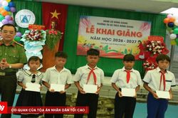 Tiếp sức học sinh khó khăn trong ngày khai giảng