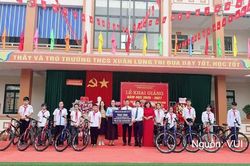 Trường Đại học Công nghiệp Việt Trì: Tặng xe đạp cho học sinh nhân dịp năm học mới