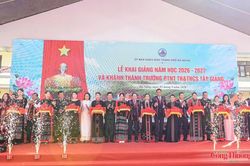 Học sinh Đà Nẵng nô nức đến trường khai giảng năm học mới