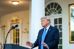Sau báo cáo việc làm 'rực rỡ' của Mỹ, Tổng thống Trump kêu gọi Fed giảm lãi suất