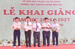Trường chuyên Huỳnh Mẫn Đạt khai giảng, vinh danh đội Robotics giành giải quốc tế