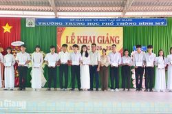 Trường THPT Bình Mỹ đón 405 học sinh lớp 10 trong năm học mới