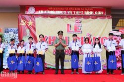 10 học sinh khó khăn nhận quà 2,5 triệu đồng ngày khai trường