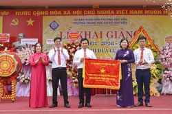 Các đồng chí lãnh đạo tỉnh chúc mừng thầy, cô giáo và học sinh nhân ngày khai trường