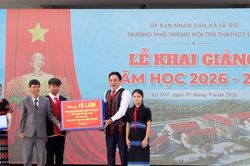 Phó Bí thư Thường trực Thành ủy Nguyễn Khắc Toàn dự lễ khai giảng Trường Phổ thông nội trú Tiểu học và THCS La Dêê