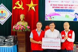 Bàn giao hơn 2 tỷ đồng hỗ trợ 6 trường học phục hồi sau thiên tai