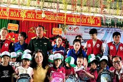Tặng dụng cụ học tập và sinh hoạt cho học sinh Trường Mầm non Nam Giang