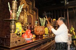 Phó Thủ tướng Thường trực Chính phủ Phạm Gia Túc tri ân các anh hùng, liệt sĩ tại Điện Biên