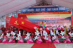 Phó Chủ tịch Thường trực Ủy ban MTTQ Việt Nam tỉnh dự khai giảng tại Trường PTNT Tiểu học và THCS Sam Mứn