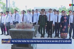 Ph&oacute; Thủ tướng Thường trực Ch&iacute;nh phủ Phạm Gia T&uacute;c tri &acirc;n c&aacute;c anh h&ugrave;ng liệt sĩ tại Điện Bi&ecirc;n
