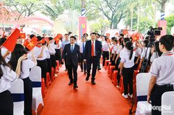 Phó Thủ tướng Chính phủ Nguyễn Văn Thắng và Bí thư Thành ủy Đồng Nai Vũ Hồng Văn dự lễ khai giảng với thầy và trò Trường THCS Hùng Vương