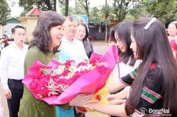 Phó Bí thư Thành ủy, Chủ tịch Ủy ban MTTQ Việt Nam thành phố Đồng Nai Huỳnh Thị Hằng dự khai giảng năm học mới tại Trường THCS-THPT Đắk Mai