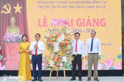 Phó Bí thư Thành ủy, Trưởng ban Tổ chức Thành ủy Thái Bảo dự lễ khai giảng năm học mới tại Trường THPT Nhơn Trạch