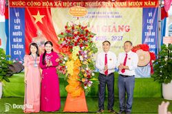 Đồng chí Tôn Ngọc Hạnh, Ủy viên Trung ương Đảng, Phó Bí thư Thường trực Thành ủy, Chủ tịch HĐND thành phố dự khai giảng năm học mới tại Trường tiểu học Nguyễn Bá Ngọc
