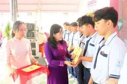 Đồng chí Châu Thị Mỹ Phương dự khai giảng năm học 2026 - 2027 tại Trường THPT Lưu Tấn Phát