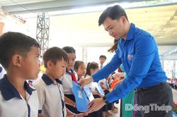 Đồng chí Nguyễn Minh Triết và đồng chí Phạm Thành Ngại dự Lễ khai giảng năm học mới tại Trường Tiểu học và THCS Tân Hộ Cơ