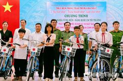 Cục An ninh nội địa: Tổ chức Chương trình 'Tình nghĩa vùng biên - Nâng bước em tới trường'