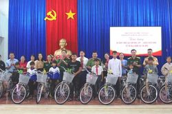 Trao tặng hơn 70 chiếc xe đạp "Nâng bước em đến trường" cho học sinh Gia Lai