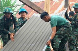 Gia Lai: Huy động 219 cán bộ, chiến sĩ giúp người dân buôn Jứ chuyển về nơi ở mới