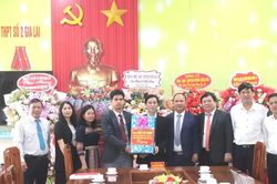 Phó Bí thư Thường trực Tỉnh ủy Rah Lan Chung thăm và chúc mừng Trường Phổ thông Dân tộc nội trú THPT số 2 tỉnh Gia Lai